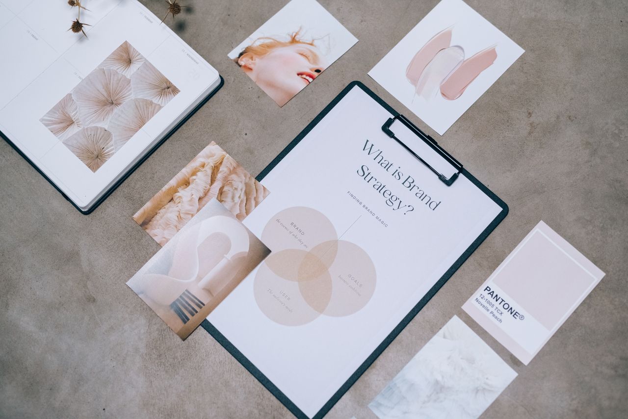 Vue en flat lay présentant des supports de branding et des concepts de design pour des échanges autour de la stratégie créative.